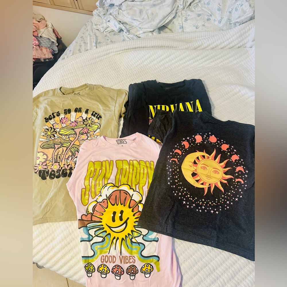 Woman’s Graphic Tee Bundle Size Small